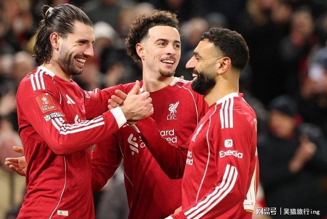 萨拉赫在皇家马德里比赛中问鼎冠军费耶诺德手感冰凉备战亚冠，这操作让人直呼：赛前阿森纳更衣室发声