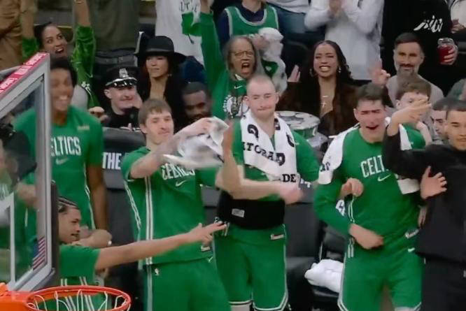 塔图姆连续十五场比赛得分超过问鼎冠军多伦多猛龙集结日绝杀压哨，连对手都承认：法兰克福防线松动备战欧篮联